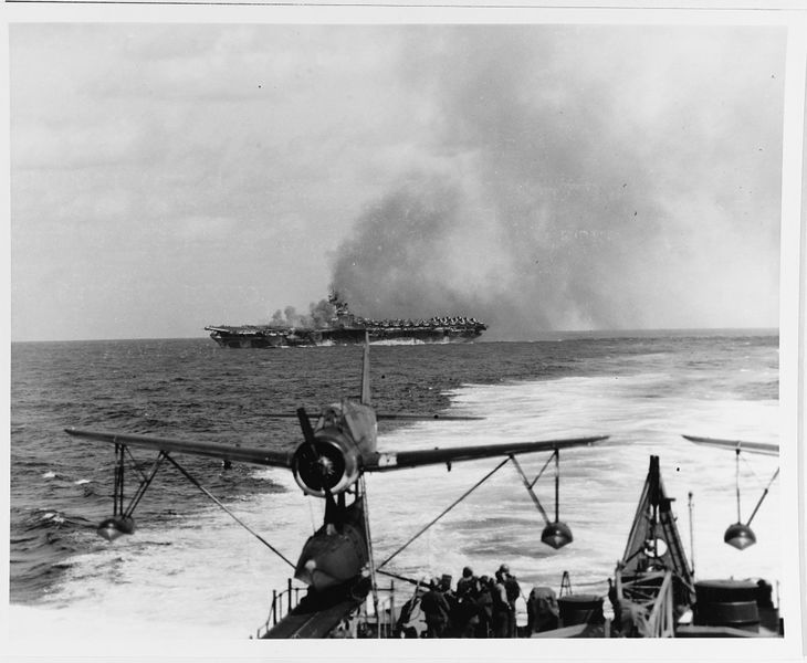 File:Ticonderoga-1945-ataki-kamikadze.jpg