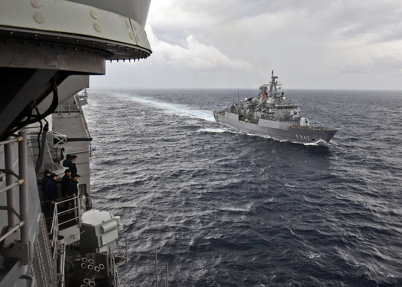 Datei:USS Leyte Gulf departs 141115-N-IY633-093.jpg