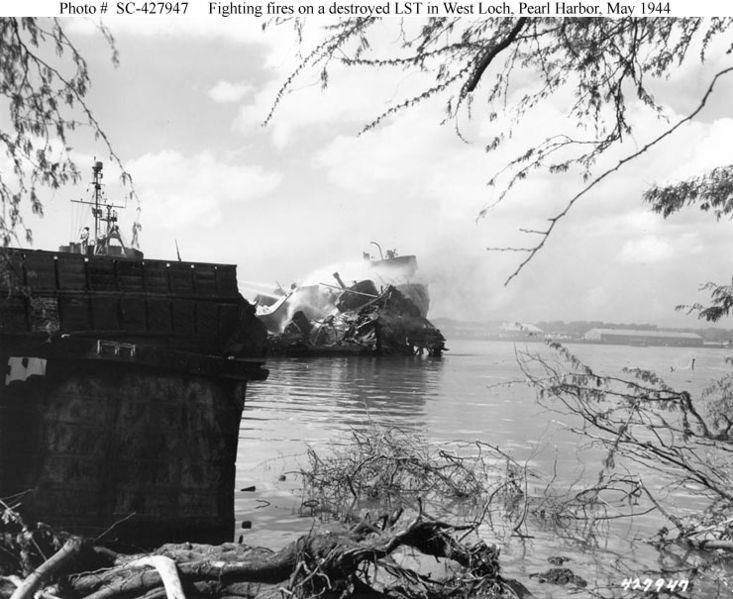 Plik:Fighting fires on LST.jpg