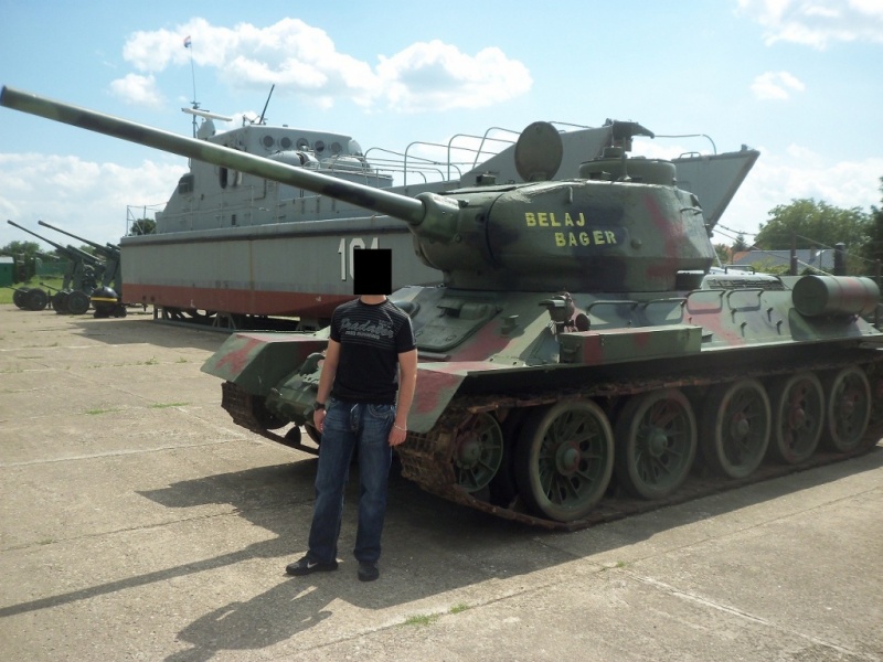 Fichier:1024px-T34-85-a1.JPG
