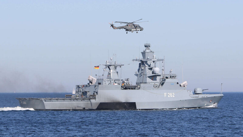 Datei:Korvette-erfurt-mit-sea-lynx.jpg