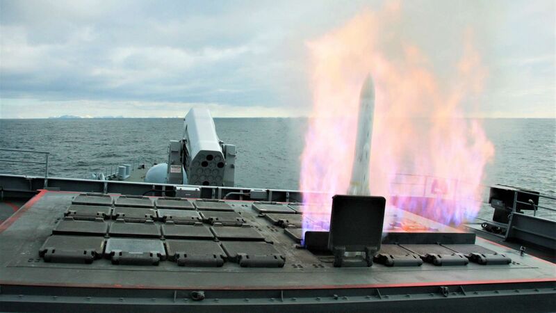 Datei:Fregatte-hessen-der-sachsen-klasse-feuert-flugabwehrrakete.jpg