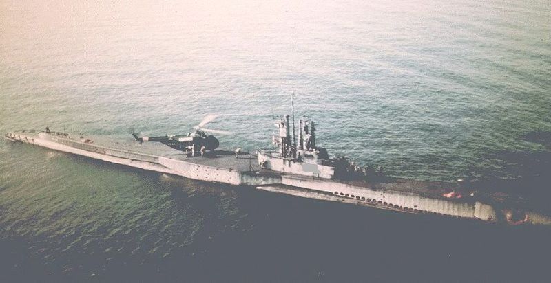 Plik:Sealion with helicopter-on deck.jpg