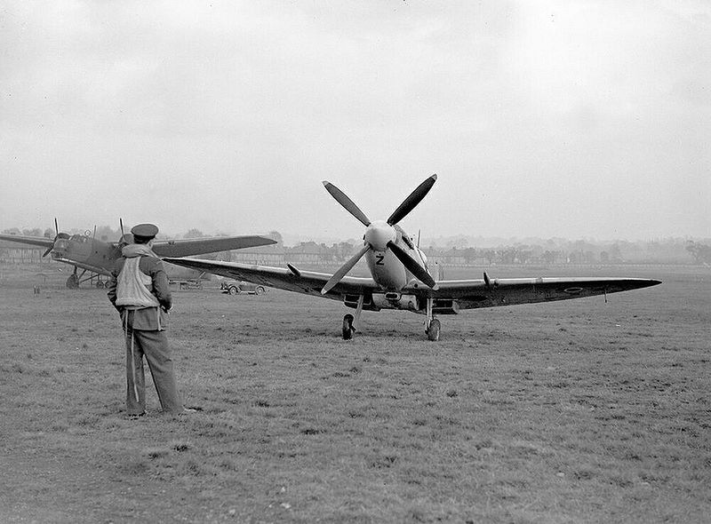 Plik:Spitfire-MkIXc-RAF-306Sqn.jpg