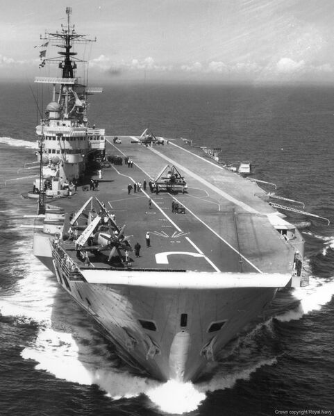 Arquivo:HMS Eagle Bow On.jpeg