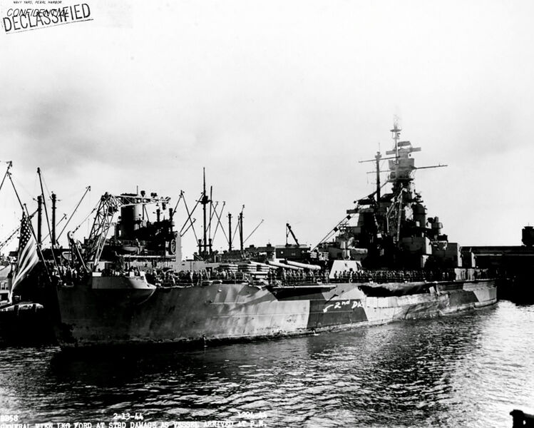 Plik:Uss indiana 1944 povregdenia.jpg