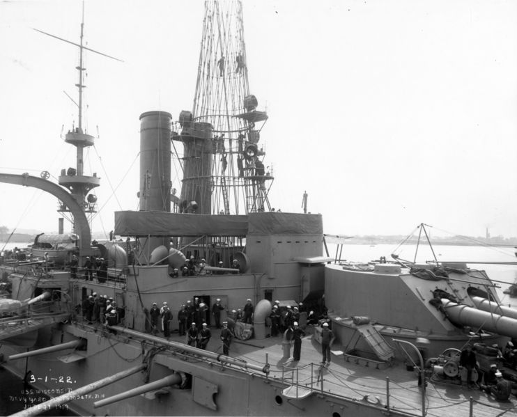 File:Cage foremast Wisconsin 19-N-3-1-22.jpg