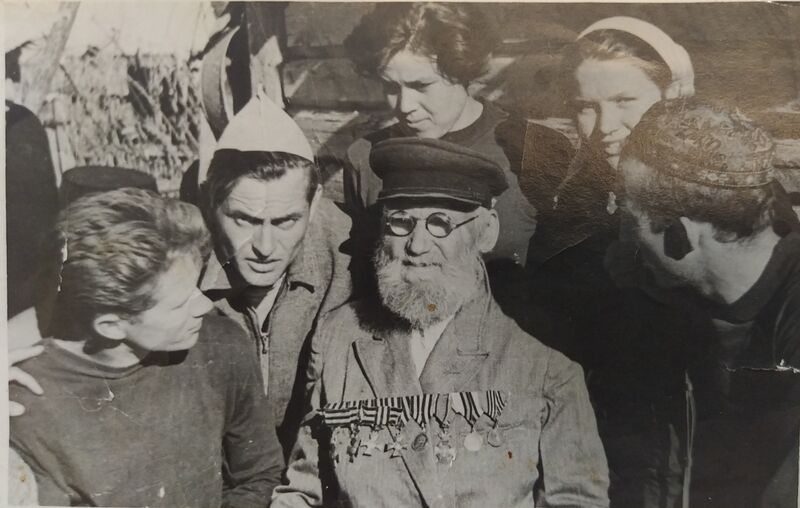 파일:Березовский Степан Семенович со студентами.jpg