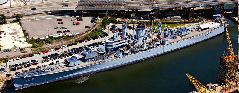 Plik:USS Salem @ Quincy2.jpg