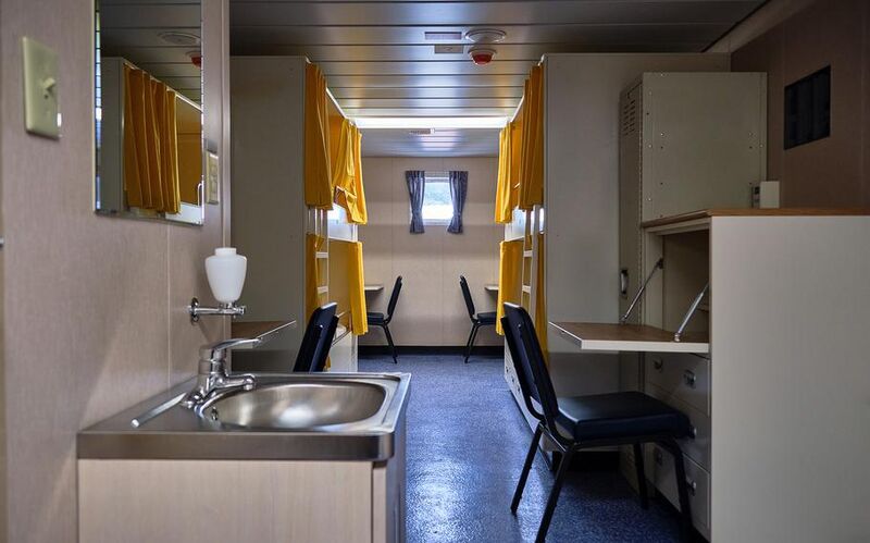 Plik:Berthing barge.jpeg