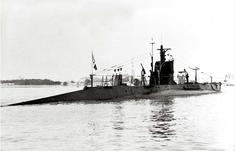 Datei:Italian submarine H6.jpg