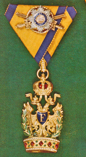 File:Ordens-der-Eisernen-Krone-1-klass-kleine-dekoration-und-golden-schwerten.jpg