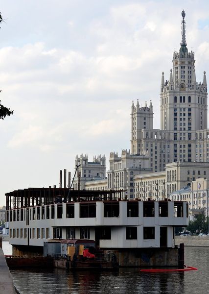 Plik:Дебаркадер-602 Москва река Космодамианская набережная.jpg