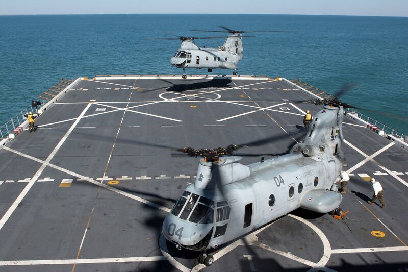 Datei:USS San Antonio CH-46s.jpg