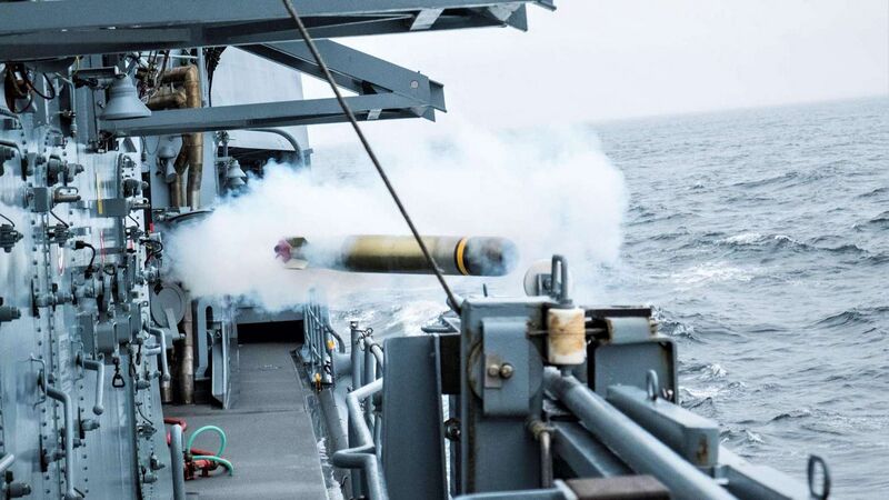 Plik:Fregatte-luebeck-feuert-torpedos-ab.jpg