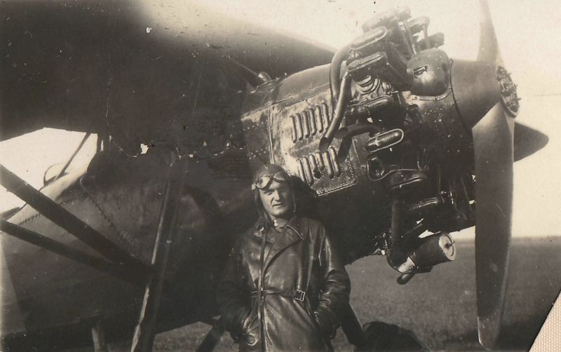 File:У двигателя самолета PZL-L2.jpg