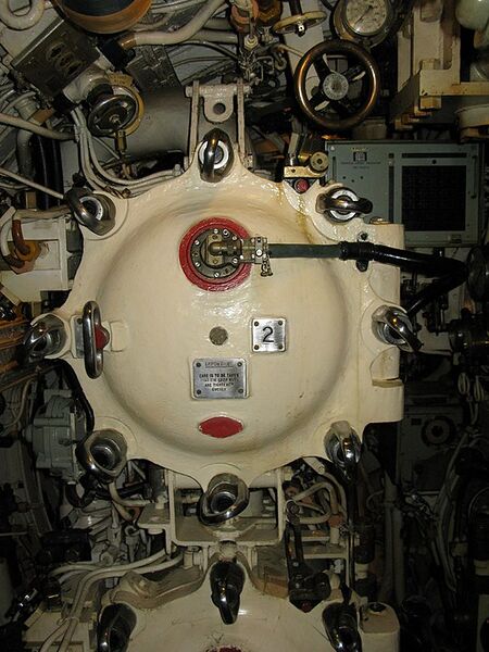 Plik:HMS Alliance torpedo tube.jpeg