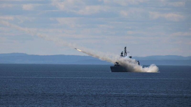 Datei:Fregatte-augsburg-von-vorne-im-meer-hinter-rauchspur-einer-rakete.jpg