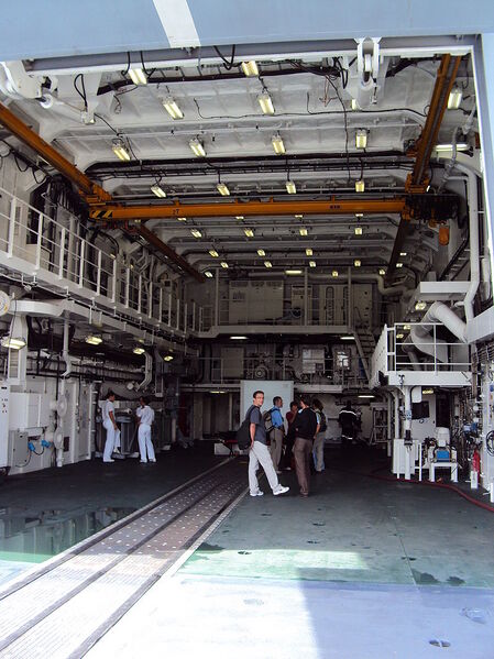 Plik:Fregate forbin helicopter hangar.jpg