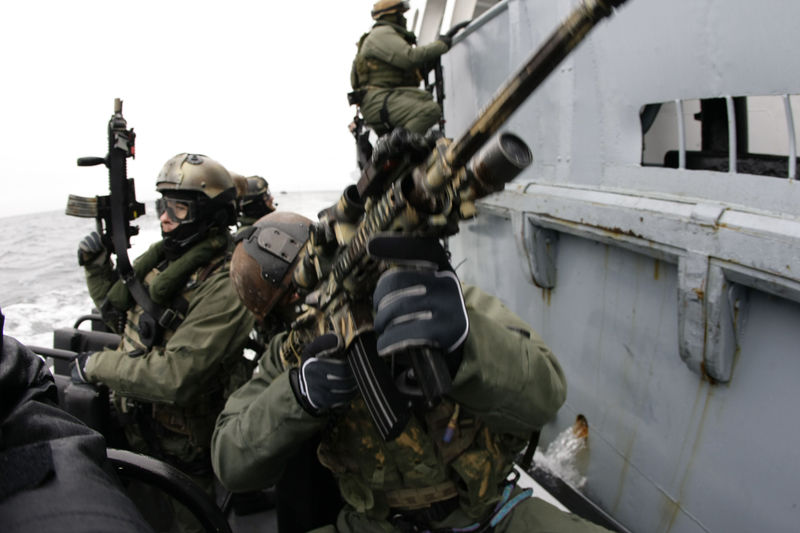 Plik:GROM with Navy SEALs 01.jpg
