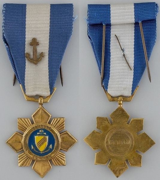 Plik:The Vietnam Navy Gallantry Cross.jpg
