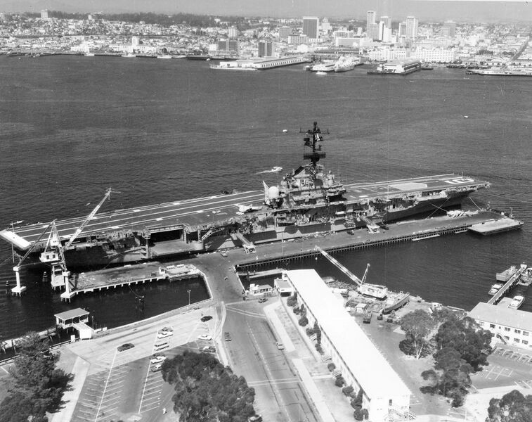 Plik:USS Hancock-1960-70.jpg
