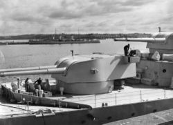 HMAS_Canberra_8-inch_gun_turrets_SLV_H98.105_3230.jpeg