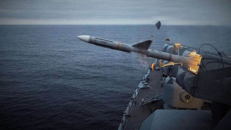 Plik:Fregatte-luebeck-verschiesst-rakete.jpg