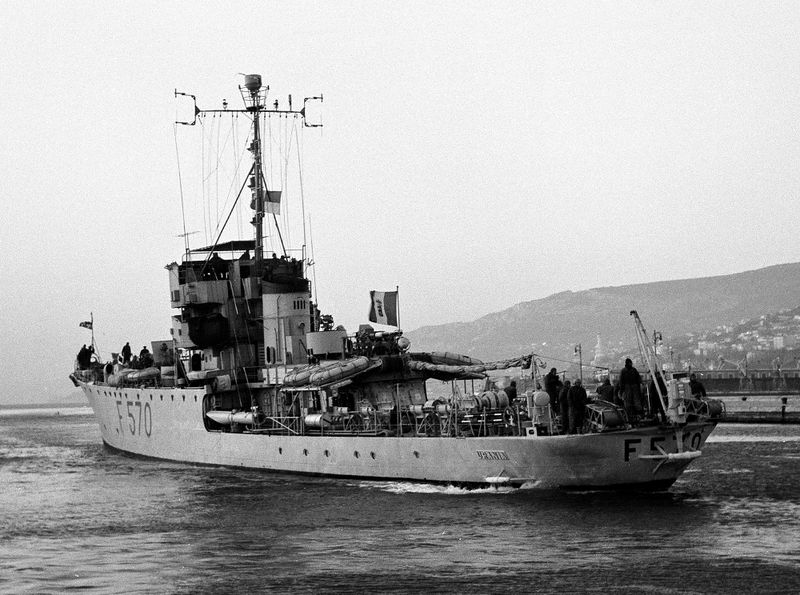 Plik:Urania F570.jpg