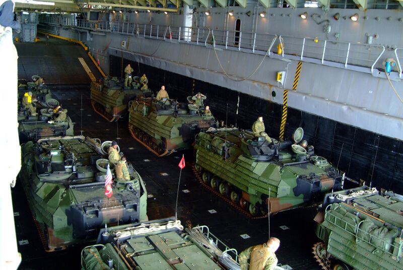 Datei:AAV-in-deck-USS-Harpers-Ferry.jpg