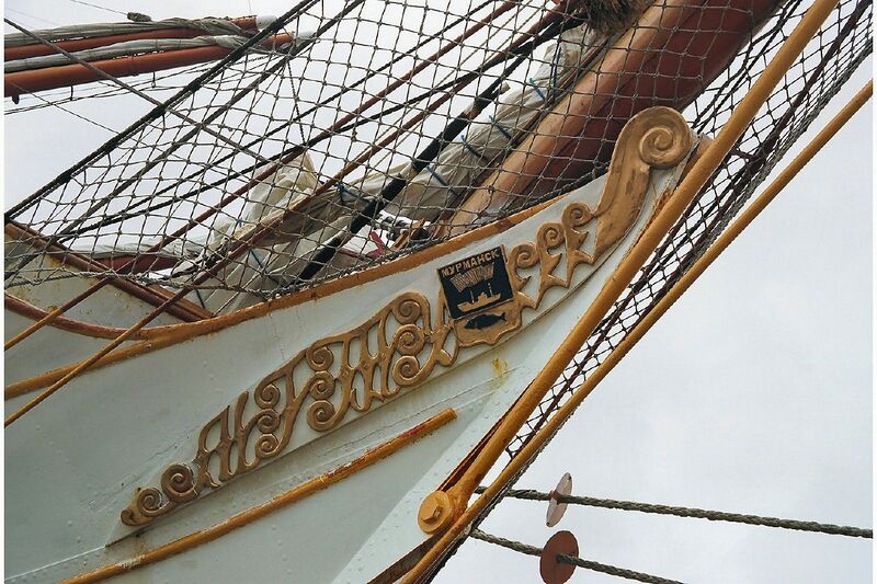 Plik:Murmansk town arms on Sedov.jpg