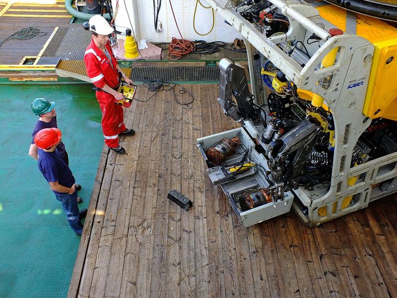 Plik:Gairsoppa+Project+-+Silver+Bar+Recovered.jpg