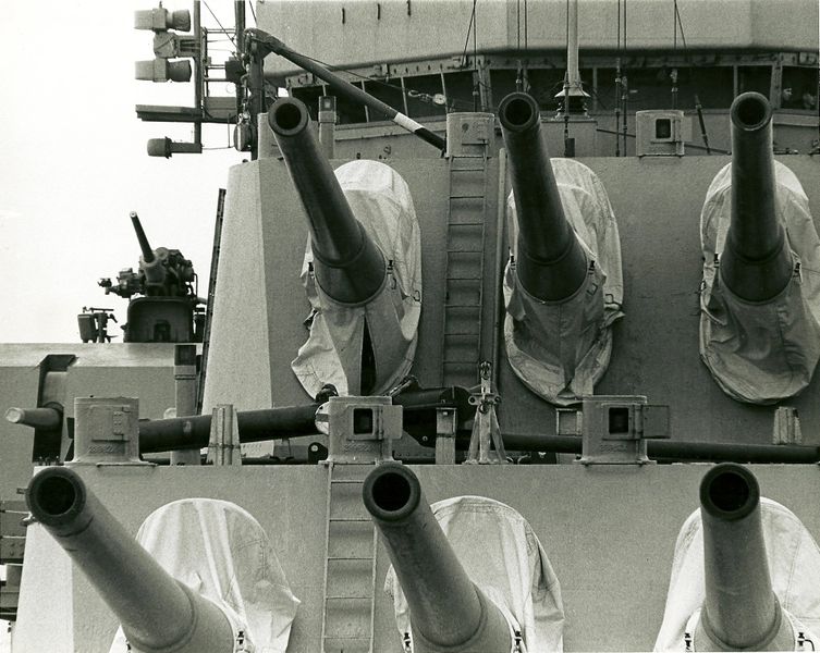 Plik:USS Canberra (CA-70) maingun.jpg