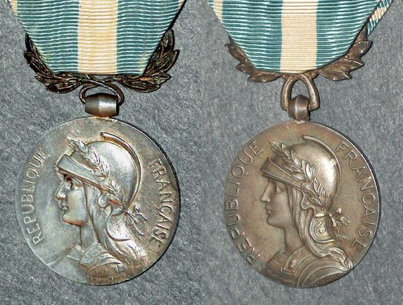 Plik:Médaille Coloniale01.jpg