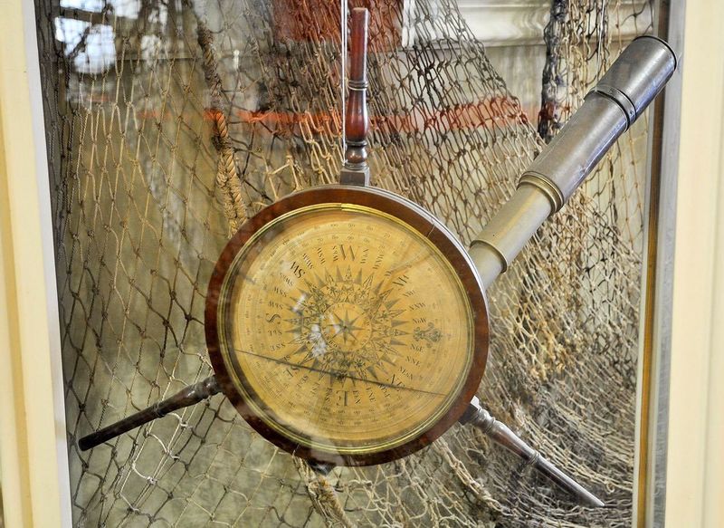 File:Компасс с HMS Tiger.jpg