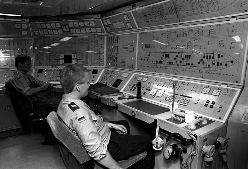 Plik:Karlsruhe (F 212) control room.jpg