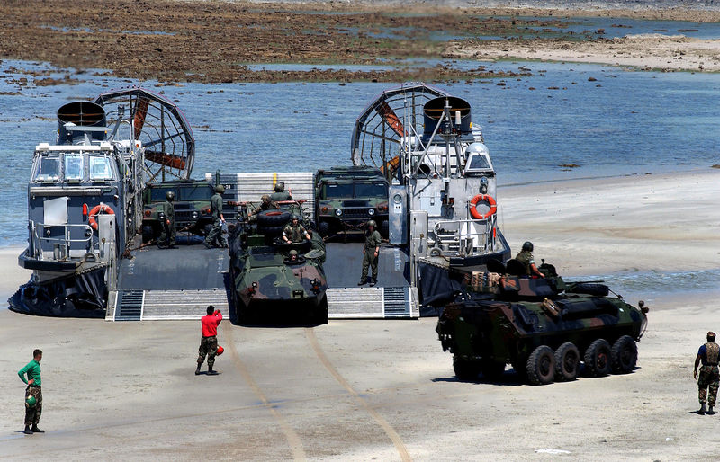 Archivo:USMC LCAC offloading.jpg