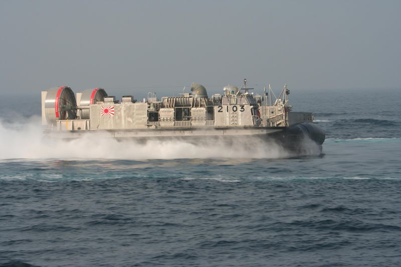 Archivo:JMSDF LCAC .jpg