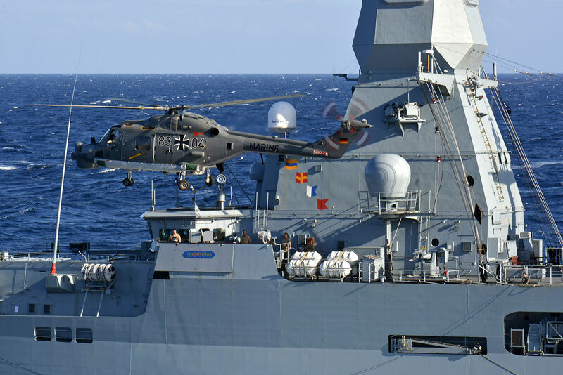 Datei:Dual flying exercise 15 (22249626749).jpg