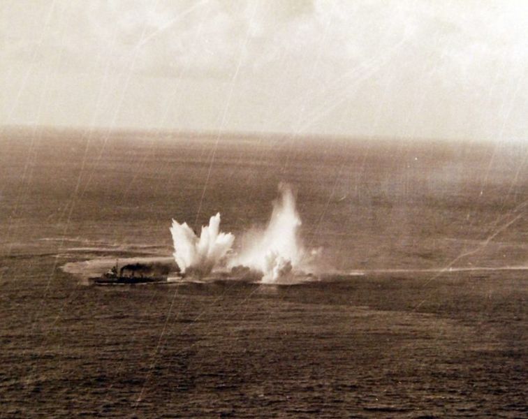 File:HMS Anthony топит U-761.jpg
