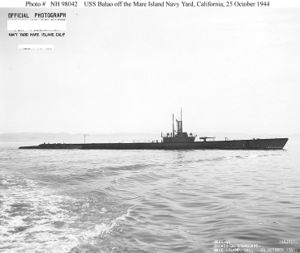 Вид на правый борт USS Balao (SS-285) со стороны кормы во время модернизации (октябрь 1944)