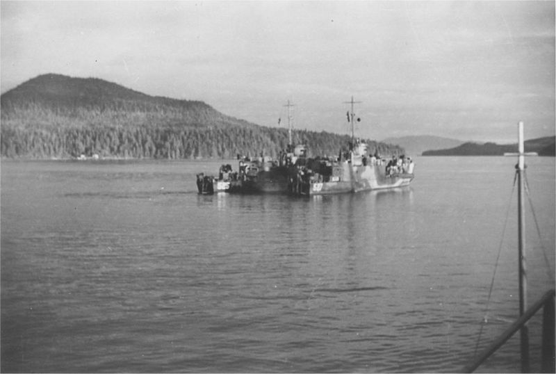 File:USS LCI(L)-525, 527.jpg