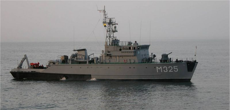 File:Тральщик М-325.jpg