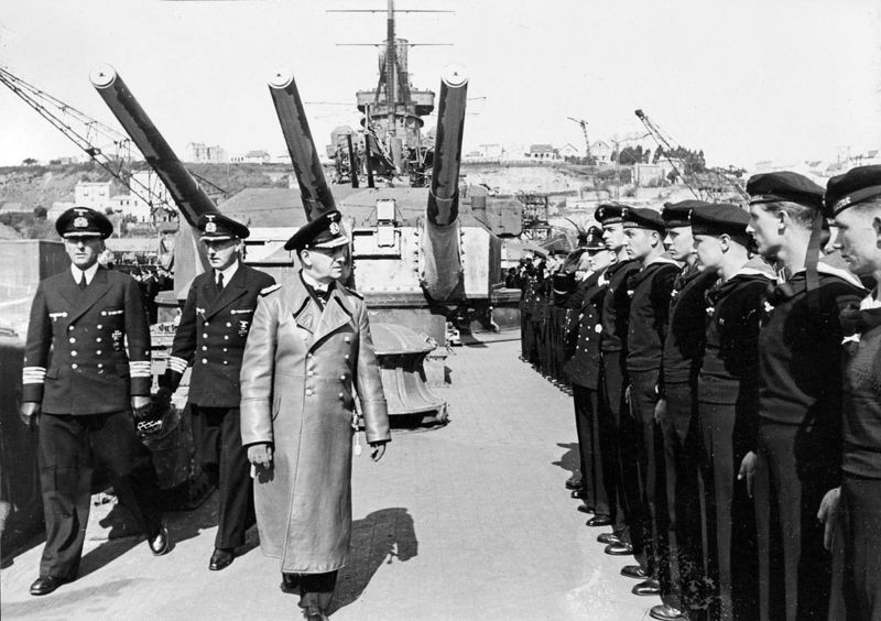 Plik:Raeder aboard Gneisenau.jpg