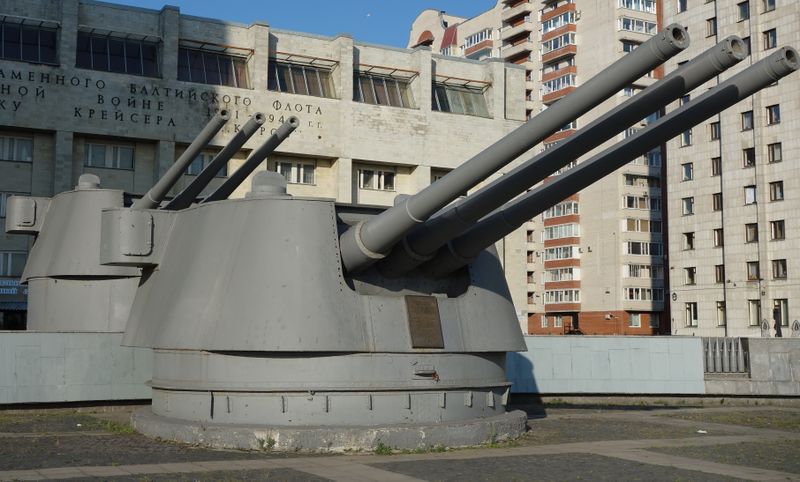 Datei:Kirov 180-mm turrets.JPG