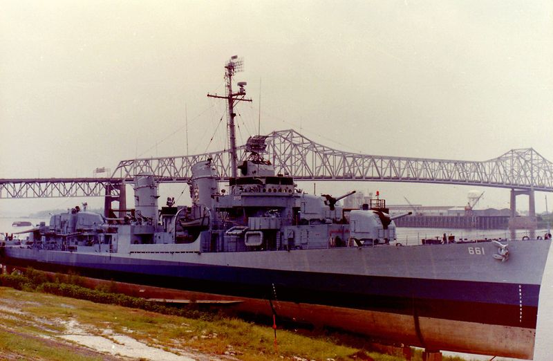 Plik:USS KIDD (DD-661) title.jpg