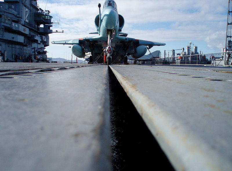 Plik:1024px-Hornet catapult.jpg