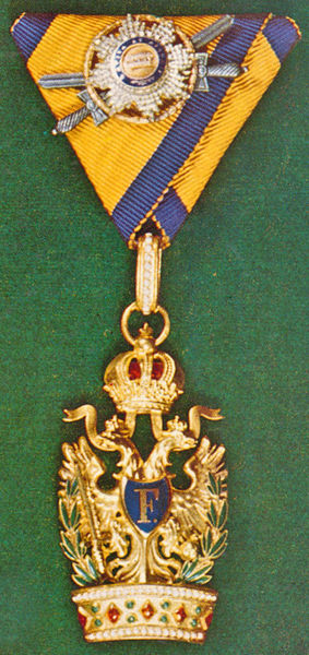 File:Ordens-der-Eisernen-Krone-1-klass-kleine-dekoration-militaer-und-silber-schwerten.jpg
