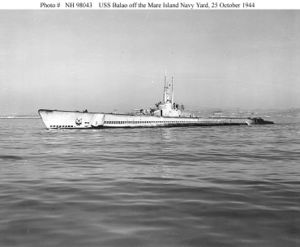 Вид на левый борт USS Balao (SS-285) во время ходовых испытаний после модернизации (октябрь 1944)