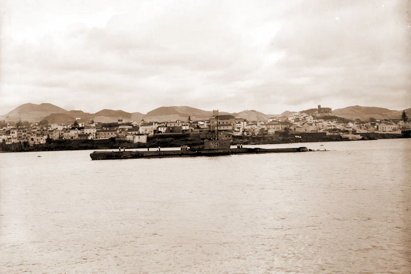 Plik:HMS Regent repair.jpeg